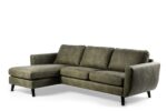 De 3 zits bank CL L+R in Savannah stof S156 groen heeft drie zit- en rugkussens, een chaise lounge aan de linkerkant en taps toelopende zwarte poten, afgebeeld tegen een effen witte achtergrond.