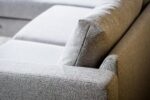 Close-up van de 3-zits bank CL L+R in de stof C311 grijs Chloe, met nadruk op het moderne ontwerp met strakke lijnen, zachte textuur en details van de armleuning, het zitkussen en de rugleuning.