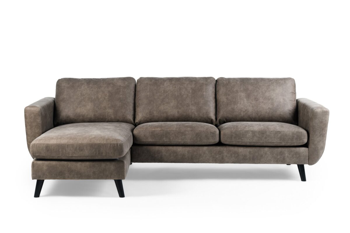 Een moderne 3 zits bank CL L+R in Savannah S520 taupe stof heeft drie zitkussens, een naar links gerichte chaise lounge en zwarte schuine poten, tegen een witte achtergrond.