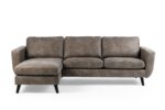 Een moderne 3 zits bank CL L+R in Savannah S520 taupe stof heeft drie zitkussens, een naar links gerichte chaise lounge en zwarte schuine poten, tegen een witte achtergrond.