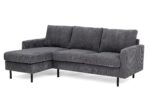 Grijze sectionele bank met corduroy bekleding en drie kussens. De bank heeft een chaise longue aan de linkerkant en rust op slanke zwarte metalen poten, wat hem een moderne uitstraling geeft.