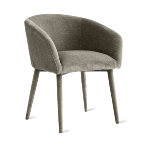 De Eetkamerstoel Nova - Taupe is een modern gestoffeerde fauteuil met een ronde rugleuning, vier houten poten en zachte taupekleurige stof, afgebeeld op een effen witte achtergrond.