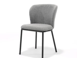 De Kim stoel Stof Teddy Steel is een moderne stoel met een gebogen, gewatteerde rugleuning en zitting van grijze stof, ondersteund door vier slanke poten van zwart metaal, tegen een effen witte achtergrond.