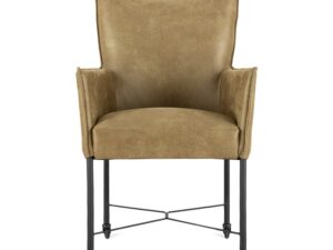 De Eetkamerstoel Maastricht Moss Groen is een moderne fauteuil met mosgroene bekleding, schuine armleuningen en zwarte metalen poten met wieltjes onder het onderstel.
