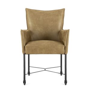 De Eetkamerstoel Maastricht Moss Groen is een moderne fauteuil met mosgroene bekleding, schuine armleuningen en zwarte metalen poten met wieltjes onder het onderstel.