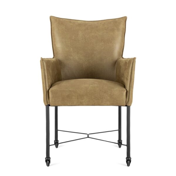 De Eetkamerstoel Maastricht Moss Groen is een moderne fauteuil met mosgroene bekleding, schuine armleuningen en zwarte metalen poten met wieltjes onder het onderstel.