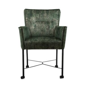 De Eetkamerstoel London Touch Me 5 Malachite is een groen gestoffeerde fauteuil met een licht verweerde textuur, metalen poten en zwarte wieltjes, van voren afgebeeld tegen een witte achtergrond.