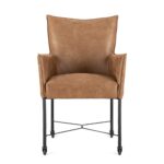 Vooraanzicht van de Eetkamerstoel Maastricht Cognac, voorzien van lichtbruine leren bekleding, slanke armleuningen en zwarte metalen poten met zwenkwielen en een dwarsbalkondersteuning.