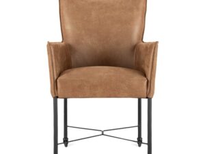 Vooraanzicht van de Eetkamerstoel Maastricht Cognac, voorzien van lichtbruine leren bekleding, slanke armleuningen en zwarte metalen poten met zwenkwielen en een dwarsbalkondersteuning.
