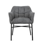 De Eetkamerstoel Boston Antraciet is een moderne fauteuil met zachte, grijze bekleding, een gewatteerde zitting en rugleuning en slanke, zwarte metalen poten, afgebeeld van voren op een witte achtergrond.