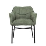 De Eetkamerstoel Boston Middle Green is een gestoffeerde fauteuil met een gewatteerde zitting en rugleuning, subtiel stiksel en zwarte metalen poten met kruisliggers, van voren afgebeeld op een witte achtergrond.