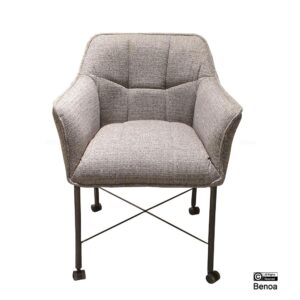De Eetkamerstoel Boston Licht Grijs is een moderne, grijs gestoffeerde stoel met een gewatteerde zitting en rugleuning, schuin geplaatste armleuningen en slanke, zwarte metalen poten met kleine wieltjes. Het Benoa-logo staat rechtsonder.