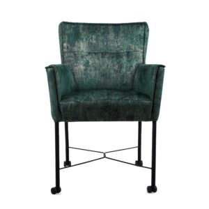 Eetkamerstoel London Touch Me 6 Amazonite in groen fluweel met een verweerde textuur, slanke zwarte metalen poten met wielen en schuine armleuningen, afgebeeld met de voorkant naar voren tegen een witte achtergrond.