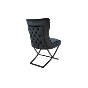 De CHAIR RIXOS 105 is voorzien van een zwarte stoffen bekleding, een gecapitonneerde rugleuning en strakke, zwarte metalen poten. De poten zijn schuin afgebeeld, waardoor de achterkant en de zijkanten worden geaccentueerd.