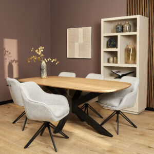 Moderne eetkamer met een houten tafel, vijf Eetkamerstoel Jens stoelen in lichtgrijs, een decoratieve vaas met takken, een crèmekleurige plank met decoratiestukken en mauvekleurige muren.