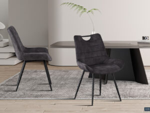 Twee Stoel 'Nina' Fluweel Grijs stoelen (set van 2) met metalen poten staan op een grijs vloerkleed in een minimalistische kamer met een zwarte tafel, een potplant, een lichte houten vloer en neutrale muren.