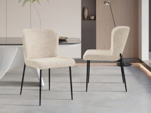 Twee Stoel 'Lisa' Bouclé Beige stoelen (set van 2) met zwarte metalen poten staan in een minimalistische eetkamer met een strakke tafel, neutrale muren en een eigentijds interieur.