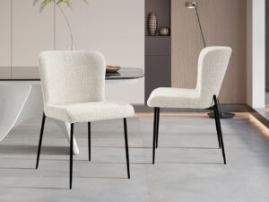 Twee Stoel 'Lisa' Bouclé Ecru stoelen (set van 2) met zwarte metalen poten staan in een moderne eetkamer met een grijze tafel, een minimalistische inrichting en neutrale kleuren.