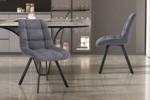 Twee 'Lizzy' eetkamerstoelen in donkergrijze stof (set van 2) met zwarte metalen poten staan op een glanzende marmeren vloer in een moderne keuken met een marmeren tafel en een minimalistische inrichting.
