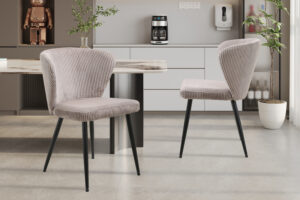 Twee Stoel 'Tornado' Corduroy Fabb Hyper 38 Zand stoelen staan in een moderne keuken met lichtkasten, een koffiezetapparaat, planten en een teddybeerfiguur op het aanrecht op de achtergrond.