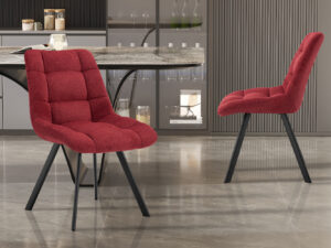 Twee moderne 'Lizzy' stoelen in Ote Share 230 rode stof, met zwarte metalen poten (2 per doos), staan op een glanzende marmeren vloer in een hedendaagse keuken met een marmeren tafel en strakke kasten op de achtergrond.