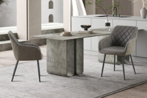 Een moderne keuken met een grijze stenen eettafel, twee Stoel 'Peron' Micro fiber PU Grijs stoelen, een licht vloerkleed, minimalistische inrichting en ingebouwde keukenkasten op de achtergrond.