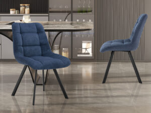 Twee Stoel 'Lizzy' Stof Ote Share 315 Blauw stoelen (set van 2) met zwarte metalen poten staan bij een marmeren eettafel in een moderne keuken met glanzende vloeren en een minimalistische inrichting.