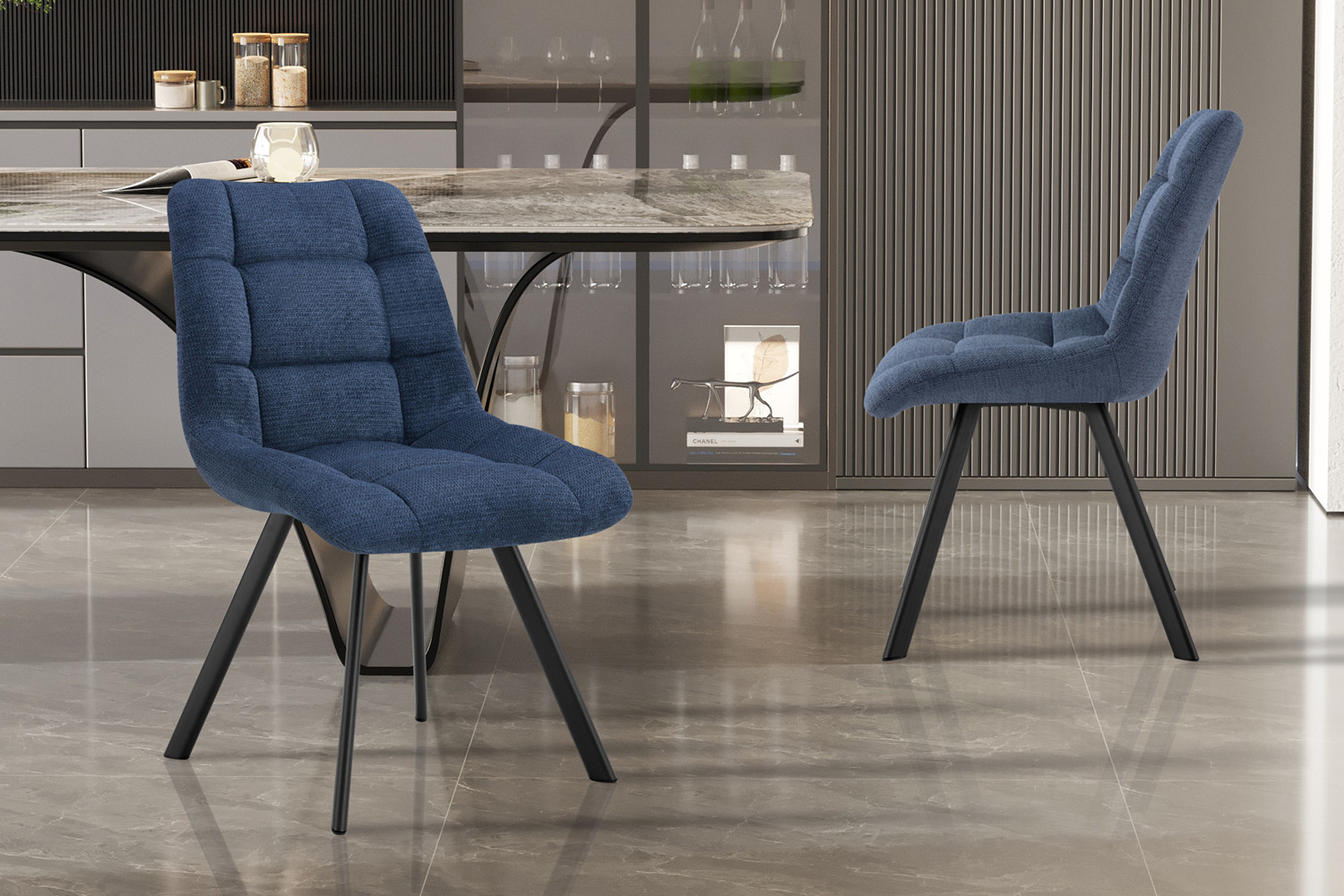 Twee Stoel 'Lizzy' Stof Ote Share 315 Blauw stoelen (set van 2) met zwarte metalen poten staan bij een marmeren eettafel in een moderne keuken met glanzende vloeren en een minimalistische inrichting.