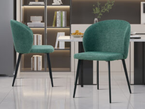 Twee Stoel 'Toledo' Stof Groen stoelen (2 per doos) met zwarte metalen poten staan in een strakke, minimalistische keuken met lichte kasten, een eiland met marmeren blad en een ingebouwde boekenplank met decor en boeken.