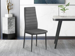 Een set van 4 'Cato/Kenzo' PU Grijs eetkamerstoelen met hoge rug en zwarte poten staat op een grijs vloerkleed in een stijlvolle kamer met marmeren en houten accenten; een deel van een tafel en decor is zichtbaar.