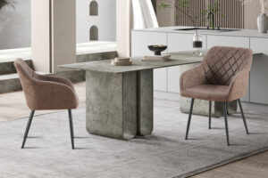 Een moderne eethoek met een stenen tafel, twee Stoel 'Peron' Micro fiber PU Bruin stoelen en een minimalistische keukenachtergrond. De ruimte heeft neutrale tinten en een eigentijdse inrichting.