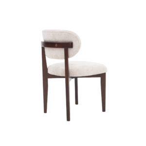 De STOEL SILLA ZB-5684 heeft bruine houten poten en een frame, een ronde, gewatteerde rugleuning en een zitting bekleed met taupe stof, schuin afgebeeld tegen een witte achtergrond. Model: FY2415-6.