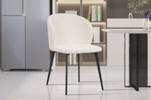 De 'Toledo' Bouclé Wit stoelen (2 per doos) hebben een moderne witte bekleding en zwarte metalen poten, perfect voor een eigentijdse keuken of eetkamer met lichte kasten, planken en een marmeren tafel.
