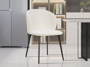 De 'Toledo' Bouclé Wit stoelen (2 per doos) hebben een moderne witte bekleding en zwarte metalen poten, perfect voor een eigentijdse keuken of eetkamer met lichte kasten, planken en een marmeren tafel.
