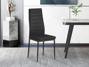Een set van 4 'Cato/Kenzo' PU zwarte stoelen met hoge rugleuning staat op een lichtgrijs vloerkleed in een stijlvolle kamer met marmeren en houten accenten, naast een tafel met een plant in een glazen vaas.