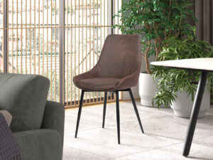 Een moderne woonkamer met twee Mirano bruine microfiber PU stoelen, zwarte metalen poten, grijze bank, marmeren tafel, grote planten in potten en ramen van vloer tot plafond met houten jaloezieën die natuurlijk licht binnenlaten.