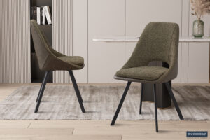 Twee Stoel 'Filou' Bouclé Groen stoelen met donkergroene PU poten staan op een grijs vloerkleed in een minimalistische kamer met lichthouten vloeren, beige kasten en een marmeren tafel. De ene stoel is naar voren gericht, de andere is in profiel afgebeeld. (2 per doos).