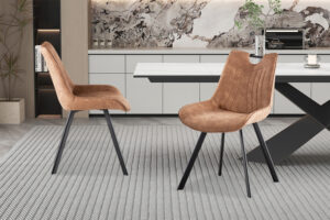 Twee Stoel 'Pablo' Micro fiber PU Donker bruin stoelen staan op een lichtgrijs gedessineerd vloerkleed in een moderne eetkamer met een marmeren accentmuur en minimalistische inrichting.