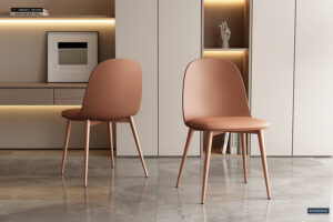 Twee moderne Stoel 'Jasmin' stoelen met terracotta PP zittingen en PU kussens staan op een glanzende marmeren vloer in een stijlvolle kamer met lichte kasten, open planken, zachte sfeerverlichting en een handsculptuur op de plank op de achtergrond.