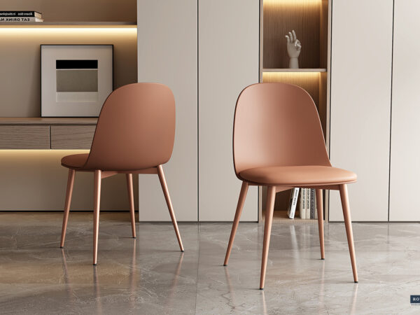 Twee moderne Stoel 'Jasmin' stoelen met terracotta PP zittingen en PU kussens staan op een glanzende marmeren vloer in een stijlvolle kamer met lichte kasten, open planken, zachte sfeerverlichting en een handsculptuur op de plank op de achtergrond.