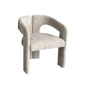 De EETKAMERSTOEL BARONI TAUPE FY2415-6 is een moderne accentstoel met een gebogen rugleuning en armleuningen, bekleed met taupe stof. Hij heeft dikke, gewatteerde poten en een minimalistisch design, tegen een effen witte achtergrond.