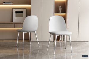 Twee Stoel 'Jasmin' stoelen met witte PP zittingen en PU kussens (set van 2) hebben afgeronde rugleuningen en staan op een glanzende marmeren vloer in een minimalistische kamer, met ingebouwde planken met boeken, kunst en een handsculptuur erachter.