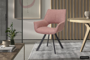 De SALE - Eetkamerstoel 'Jan' Stof Roze Vloerkleed PU Donkergrijs voegt een moderne stijl toe aan een woonkamer, op een grijs vloerkleed met een houten tafel, decor, ingelijste abstracte kunst en verticale houten latten aan de muur. (2 per doos).