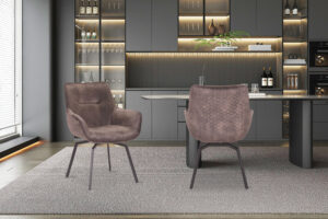Een PROMO - Stoel 'Modest' Draaibaar Fluweel Taupe staat op een grijs vloerkleed in een moderne keuken met donkere kasten, open planken, glaswerk en warme sfeerverlichting.