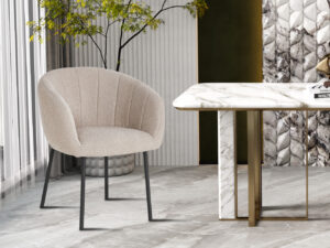 Een moderne kamer met de Stoel 'Sevilla' Bouclé Zand met zwarte metalen poten naast een marmeren tafel met gouden accenten. De tegelvloer, decoratieve planten en wandpanelen met structuur versterken de stijlvolle omgeving.