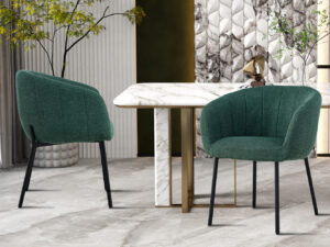 Twee Stoel 'Sevilla' Stof Groen stoelen met zwarte poten staan naast een wit marmeren tafel met gouden en marmeren steunen in een moderne kamer met grijs marmeren vloeren, kamerplanten met bladeren en wandpanelen met marmerdessin.
