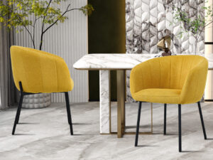 Twee Stoel 'Sevilla' Stof Geel stoelen (set van 2) met zwarte poten staan bij een wit marmeren eettafel, stijlvol gedekt met planten en wandpanelen met structuur in een modern interieur.