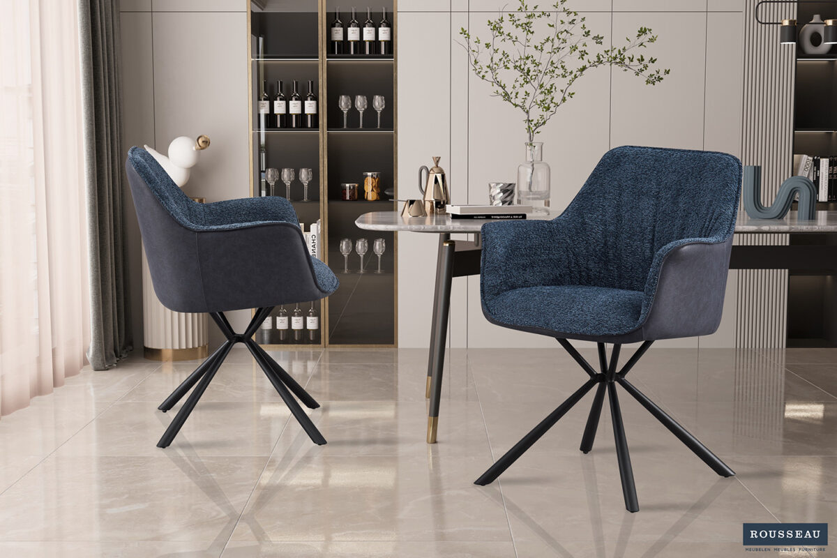 Twee SALE - Eetkamerstoel 'Lucie' Bouclé Blauw Vloerkleed PU Blauw stoelen (2 per doos) met zwart metalen poten staan in een stijlvolle eetkamer met een marmeren vloer, moderne tafel, planken met glazen en flessen en een vaas met takken.