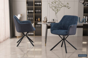 Twee SALE - Eetkamerstoel 'Lucie' Bouclé Blauw Vloerkleed PU Blauw stoelen (2 per doos) met zwart metalen poten staan in een stijlvolle eetkamer met een marmeren vloer, moderne tafel, planken met glazen en flessen en een vaas met takken.