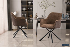 Twee 'Lucie' Bouclé Zand Vloerkleed PU Bruine stoelen (set van 2) met zwart metalen poten staan in een moderne eetkamer met een marmeren vloer, glazen tafel, planken met glazen en flessen, een vaas met takken en zonlicht door transparante gordijnen.